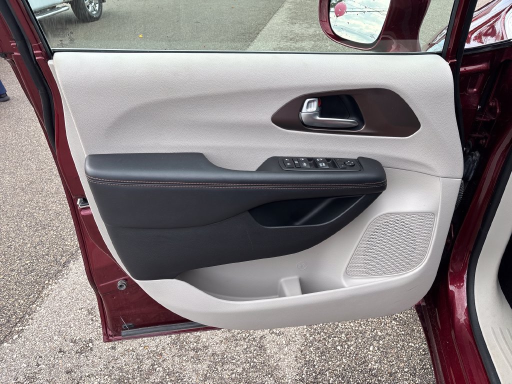 Used 2019 Chrysler Pacifica Touring Plus FWD image 13