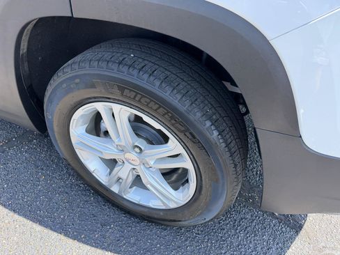 Used 2023 GMC Terrain SLE FWD image 12
