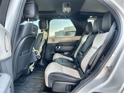 Used 2024 Land Rover Discovery Metropolitan Edition image 15