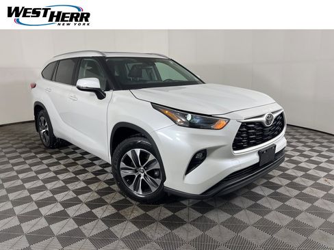Used 2023 Toyota Highlander L image 1