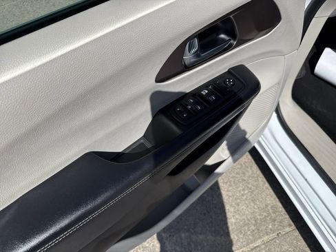 Used 2023 Chrysler Voyager LX FWD image 11
