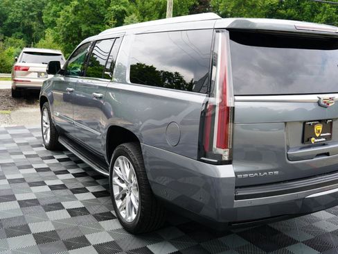 Used 2019 Cadillac Escalade ESV Luxury AWD/4WD image 16