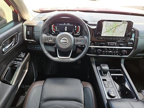 Used 2025 Nissan Pathfinder Platinum image 9