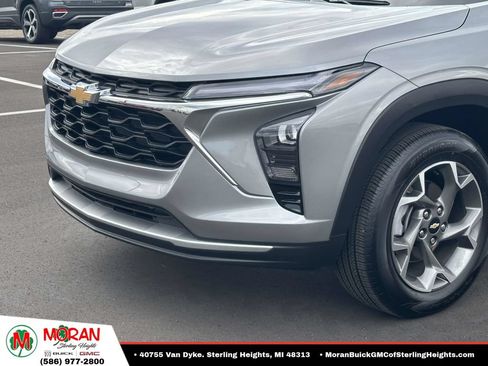 Used 2025 Chevrolet Trax LT w/ LT Convenience Package FWD image 7