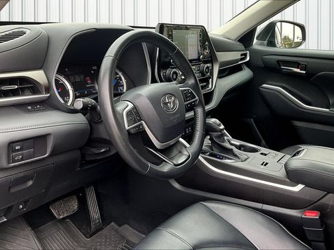 Used 2022 Toyota Highlander XLE AWD/4WD image 14