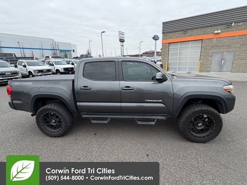 Used 2016 Toyota Tacoma TRD Off-Road image 19