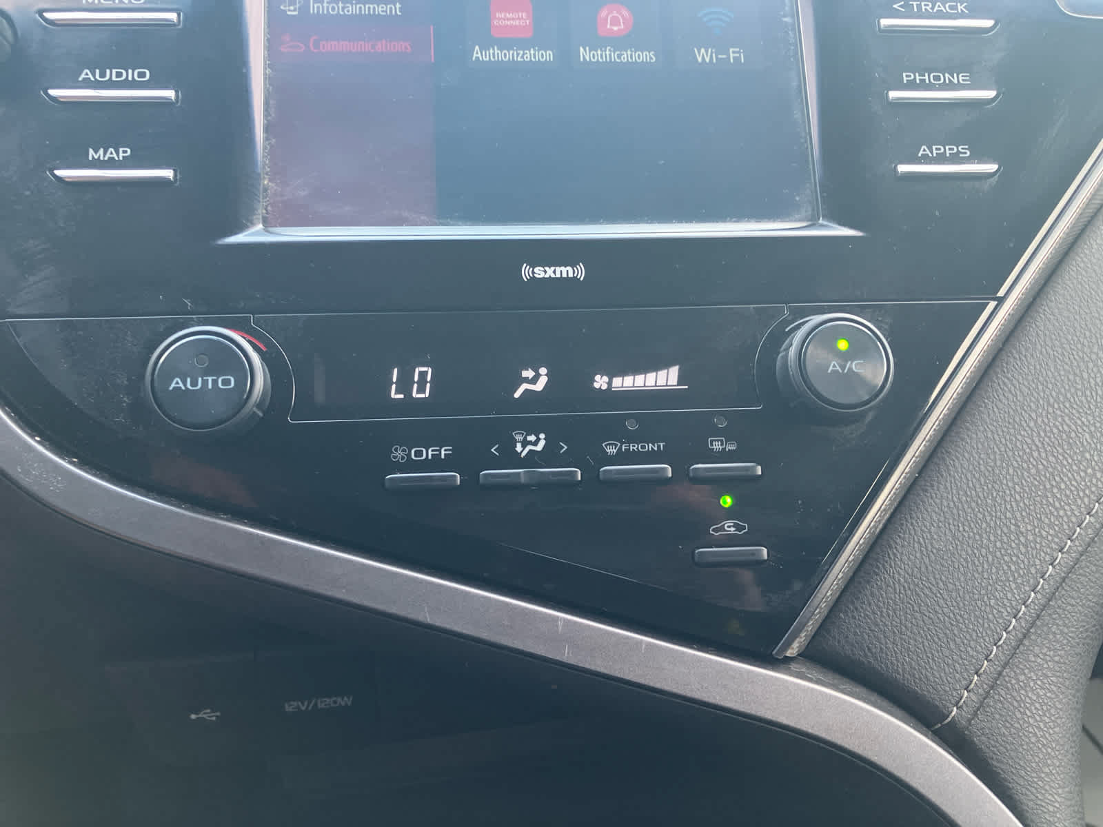 Used 2020 Toyota Camry SE w/ Convenience Package FWD image 27