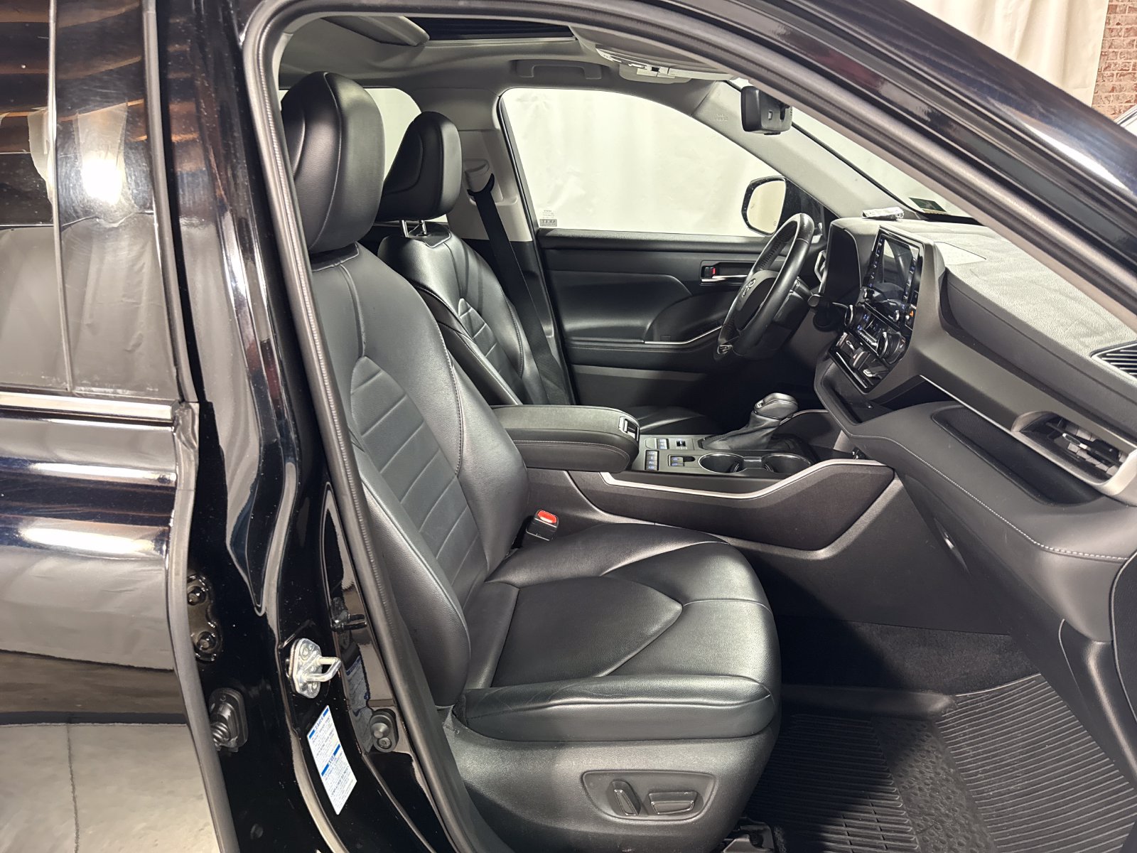 Used 2021 Toyota Highlander XLE AWD/4WD image 29