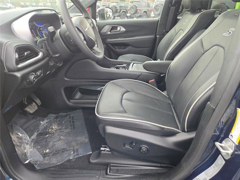 Used 2025 Chrysler Pacifica Limited w/ Uconnect Theater Family Group image 26