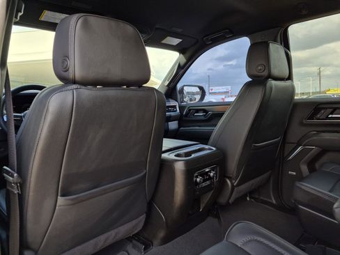 Used 2025 GMC Yukon Denali image 32