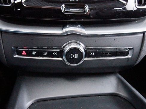 Used 2019 Volvo XC60 T5 Momentum w/ Premium Package image 15