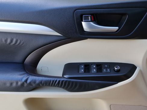 Used 2014 Toyota Highlander XLE image 12