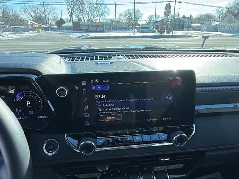 Used 2024 Chevrolet Colorado Z71 w/ Z71 Convenience Package 2 image 12