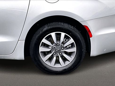 Used 2024 Chrysler Pacifica Select image 36