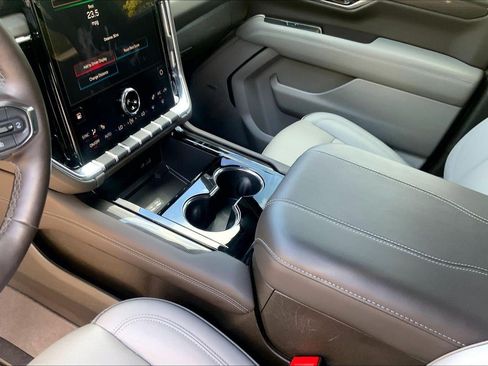 Used 2026 GMC Yukon Elevation AWD/4WD image 18