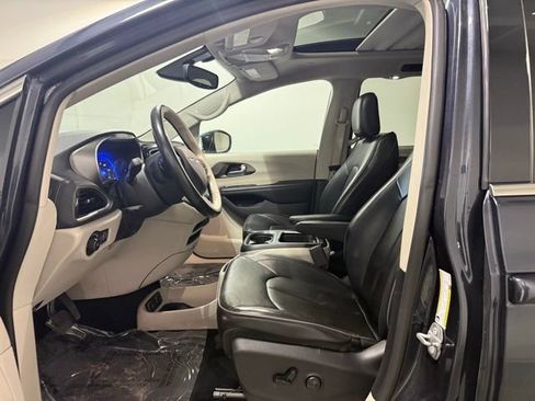 Used 2019 Chrysler Pacifica Limited w/ Tire & Wheel Group image 12