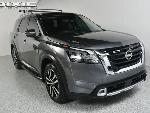 Used 2024 Nissan Pathfinder Platinum FWD image 1