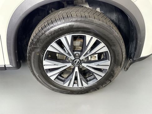 Used 2023 Nissan Rogue SV image 32