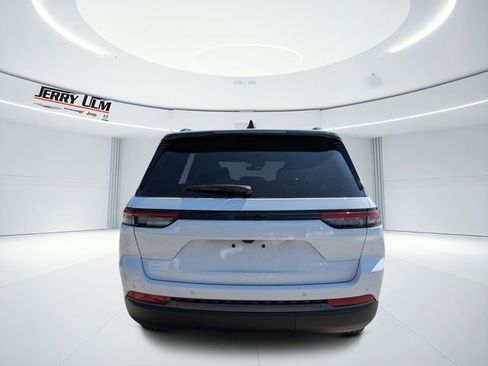 New 2026 Jeep Grand Cherokee Limited RWD image 4
