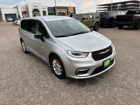 Used 2024 Chrysler Pacifica Touring-L FWD image 7