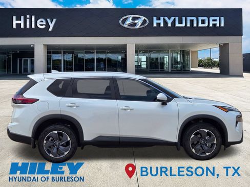 Used 2024 Nissan Rogue SV w/ SV Premium Package FWD image 3