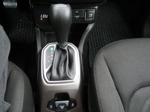 Used 2022 Jeep Renegade Latitude w/ Convenience Group image 17