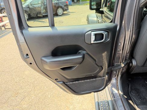 Used 2018 Jeep Wrangler Unlimited Sport S AWD/4WD image 32