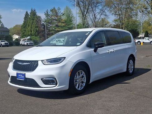 Used 2024 Chrysler Pacifica Touring-L FWD image 3