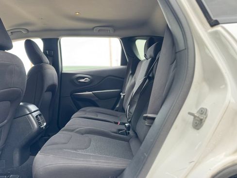 Used 2020 Jeep Cherokee Latitude FWD image 28