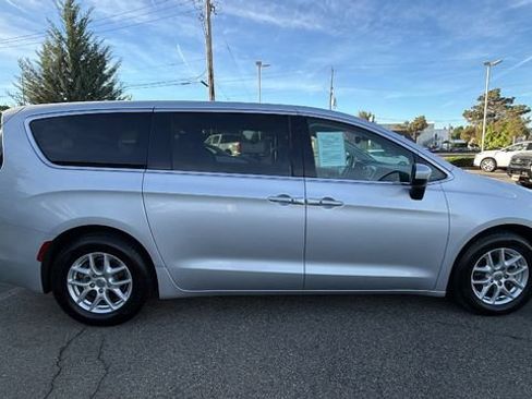 Used 2023 Chrysler Voyager LX FWD image 3