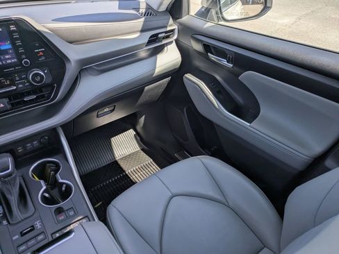 Used 2022 Toyota Highlander XLE image 21