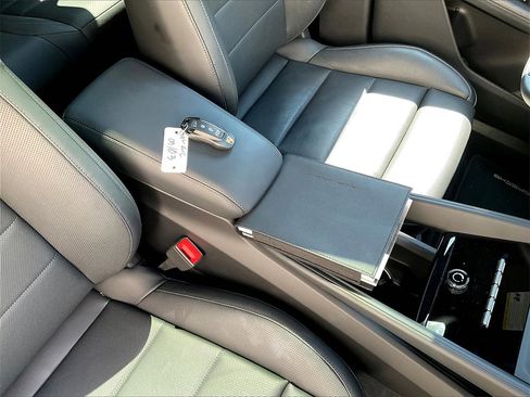 Certified 2025 Porsche Macan Electric image 16