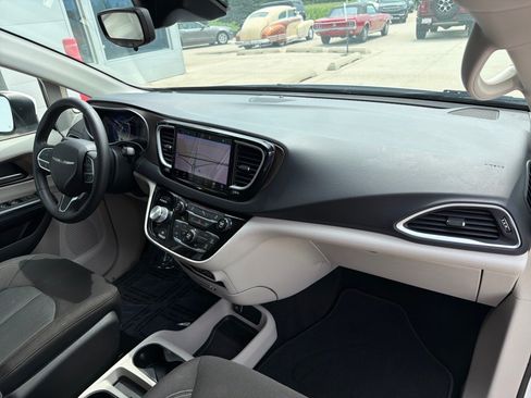 Used 2022 Chrysler Voyager LX FWD image 33