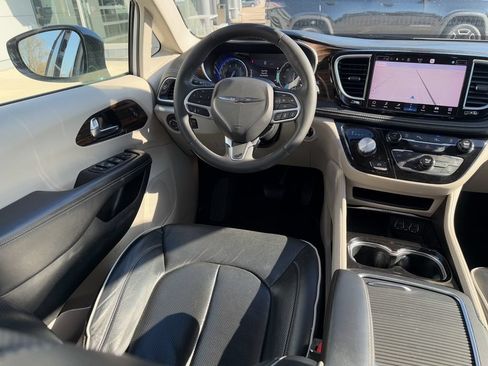 Used 2023 Chrysler Pacifica Limited FWD image 26