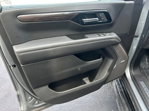 Used 2025 Chevrolet Suburban Premier RWD image 11