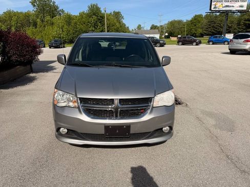 Used 2018 Dodge Grand Caravan SXT FWD image 3