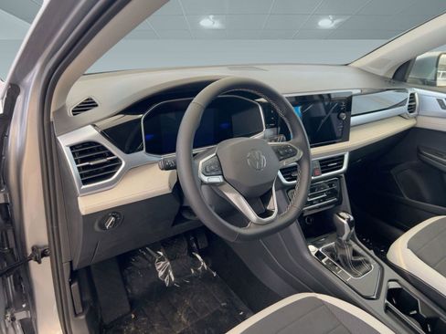 New 2026 Volkswagen Taos SE image 4