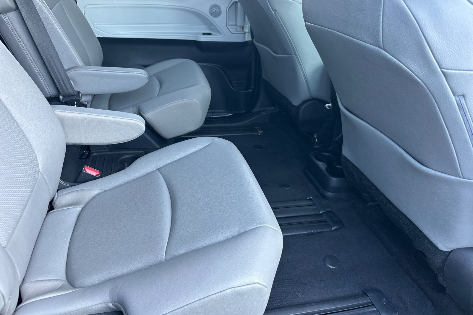 Used 2026 Toyota Sienna XLE FWD image 31