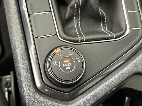 Used 2022 Volkswagen Tiguan SE image 45