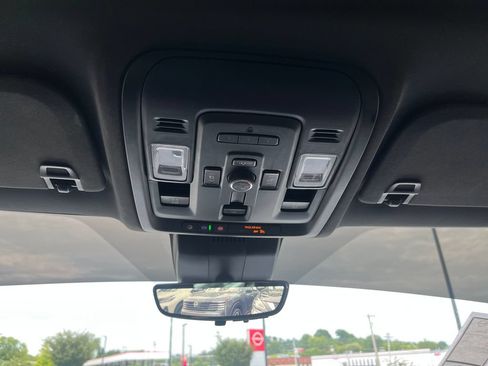 Used 2024 Chevrolet Suburban Premier AWD/4WD image 46