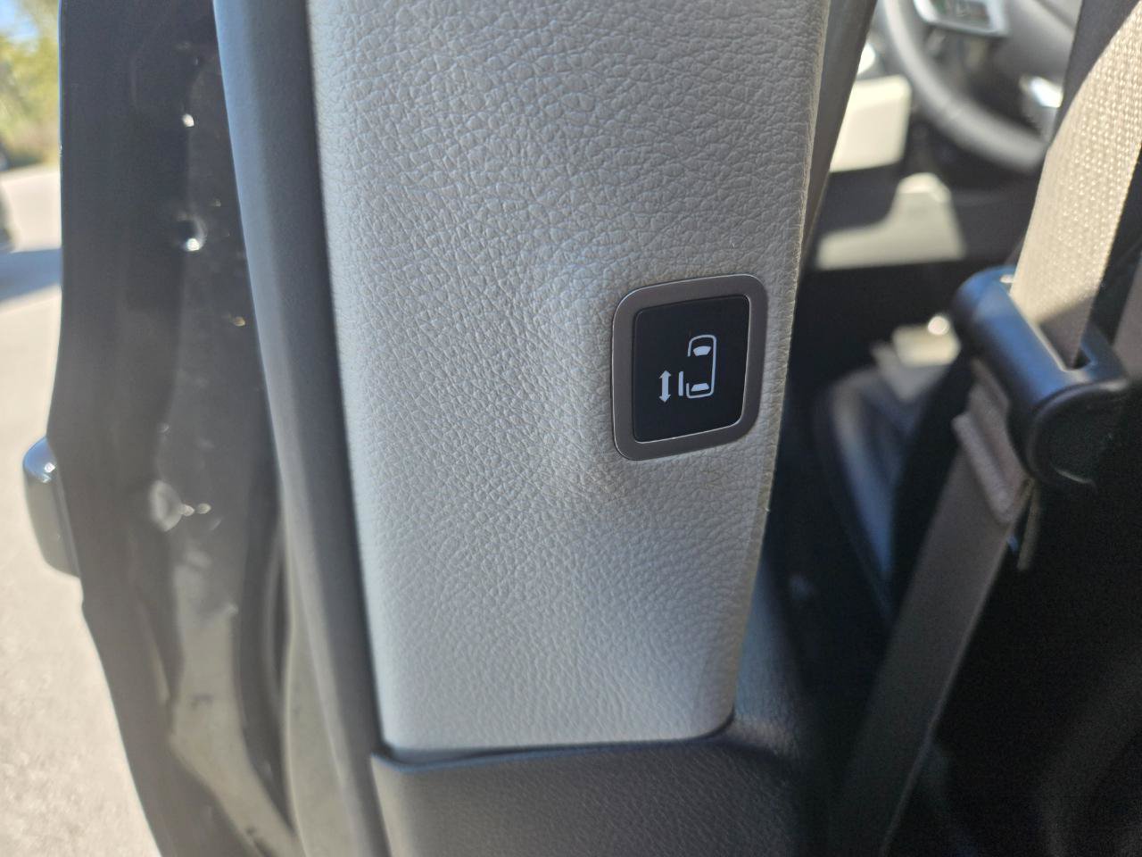 Used 2024 Chrysler Pacifica Limited FWD image 23