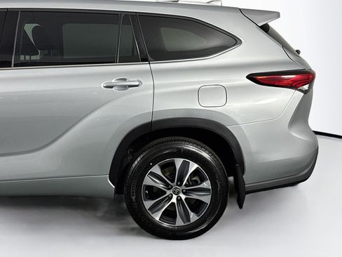 Used 2022 Toyota Highlander XLE AWD/4WD image 40
