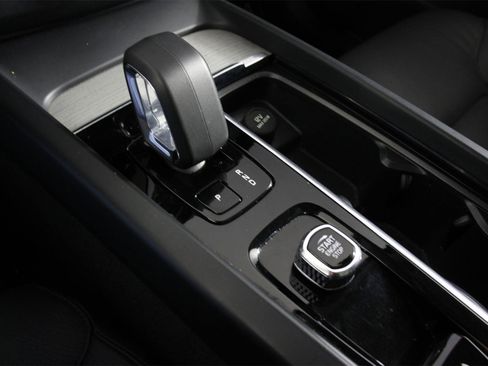 Certified 2025 Volvo XC60 B5 Plus image 15