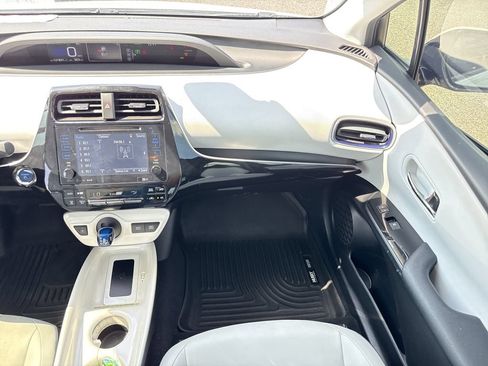 Used 2017 Toyota Prius Three Touring FWD image 17