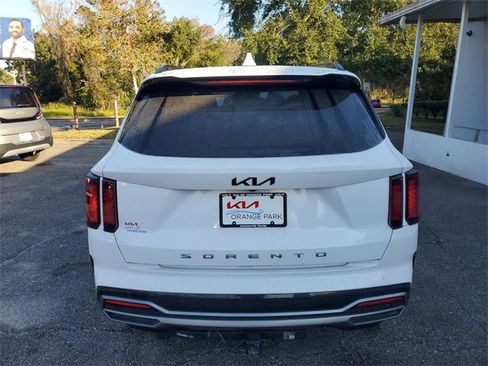 Used 2022 Kia Sorento EX w/ Panoramic Sunroof Package image 8