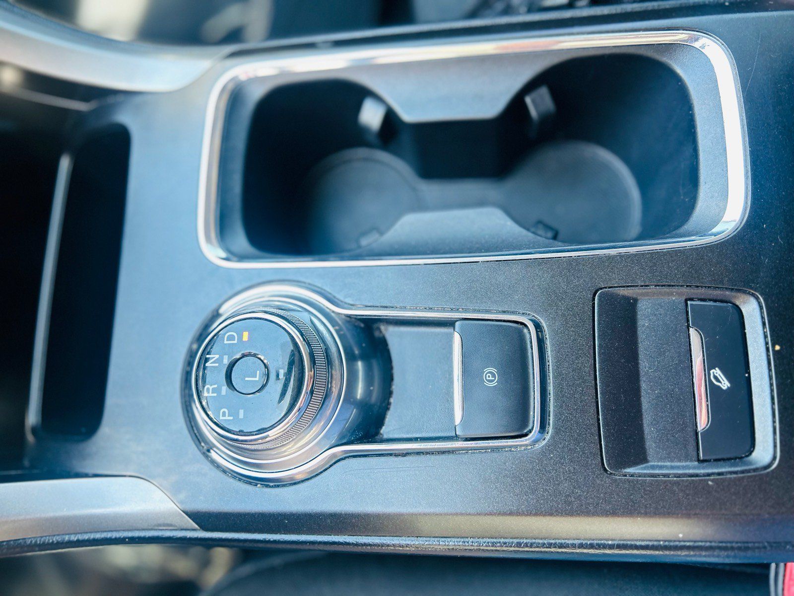 Used 2018 Ford Fusion SE FWD image 24