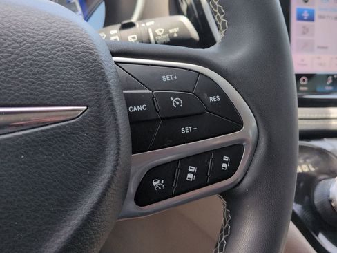 Used 2023 Chrysler Pacifica Touring-L FWD image 25