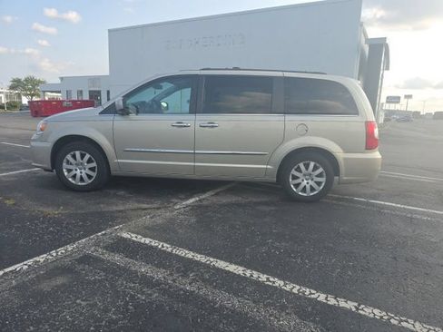 Used 2015 Chrysler Town & Country Touring w/ Driver Convenience Group FWD image 5