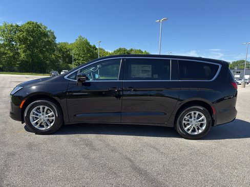 New 2027 Chrysler Pacifica Select AWD/4WD image 6