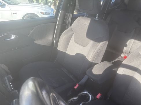 Used 2017 Jeep Renegade Latitude image 23